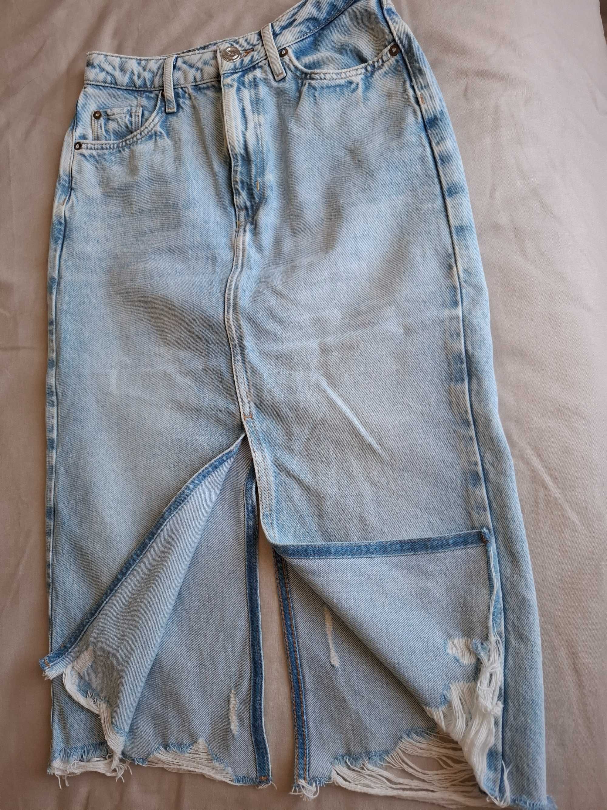 ZARA, Дънкова пола с декоративни скъсвания и разнищен подгъв.