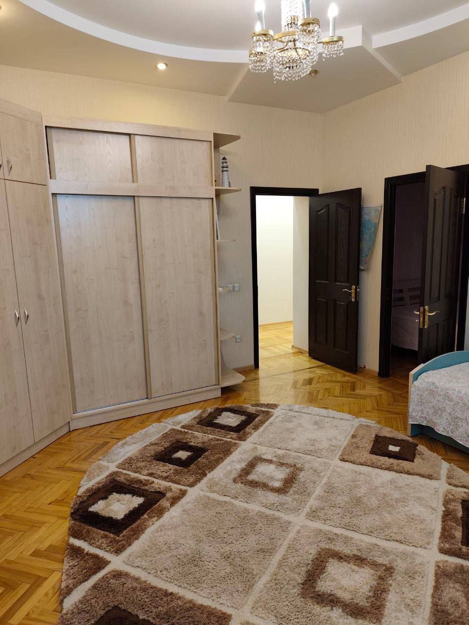 Продаётся 2/3/5 квартира , Высокопотолочка, Нукусская улица