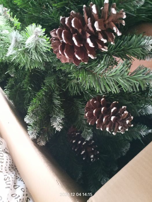 Brad artificial 210cm, verde, cu conuri și vârfurile ram. albe+suport