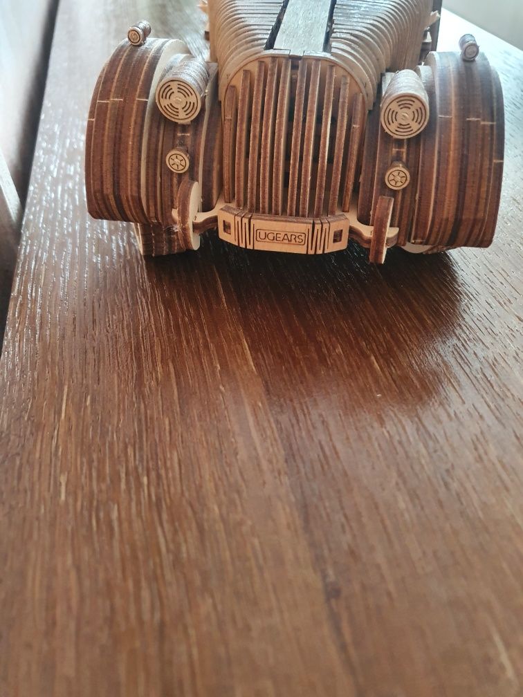 Mașina de epoca din lemn