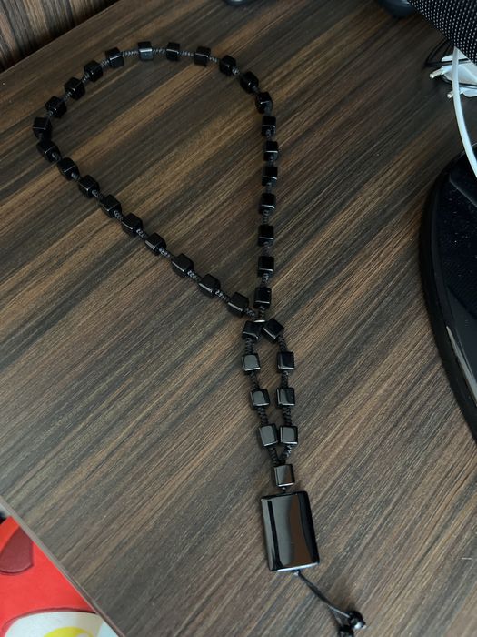 Vând coliere negre cu pandantive.