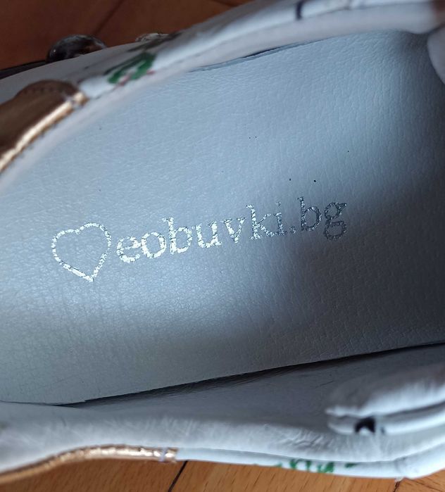 Бели дамски кецове с апликация сърце и декоративни надписи и елементи