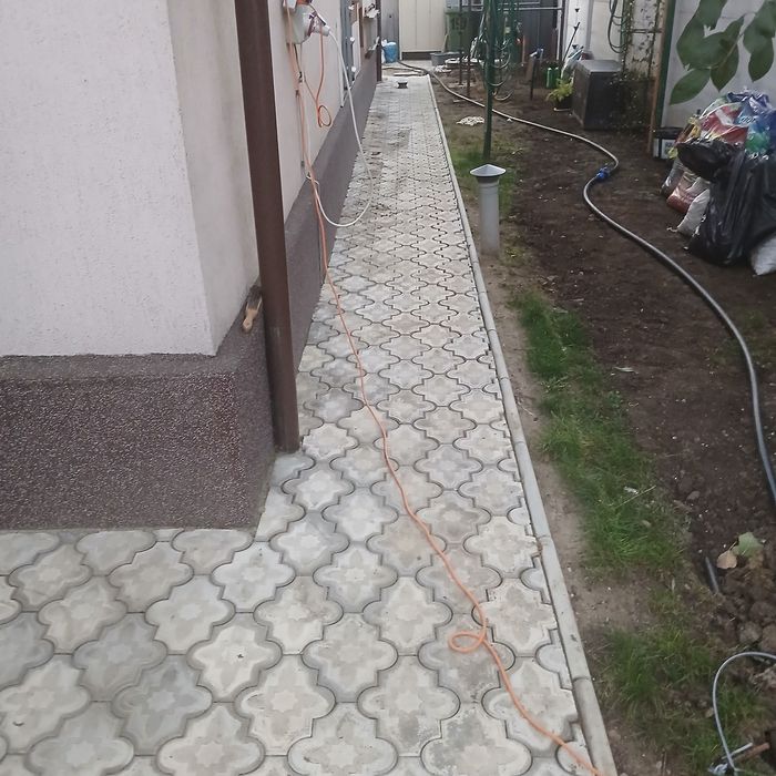 Pavaj curte cu model și borduri