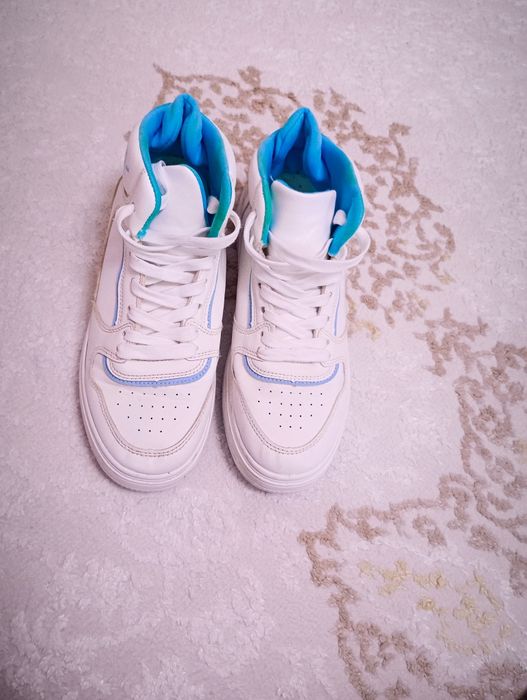 Джорданы,размер 36,5 ,кроссовки40,белые 39