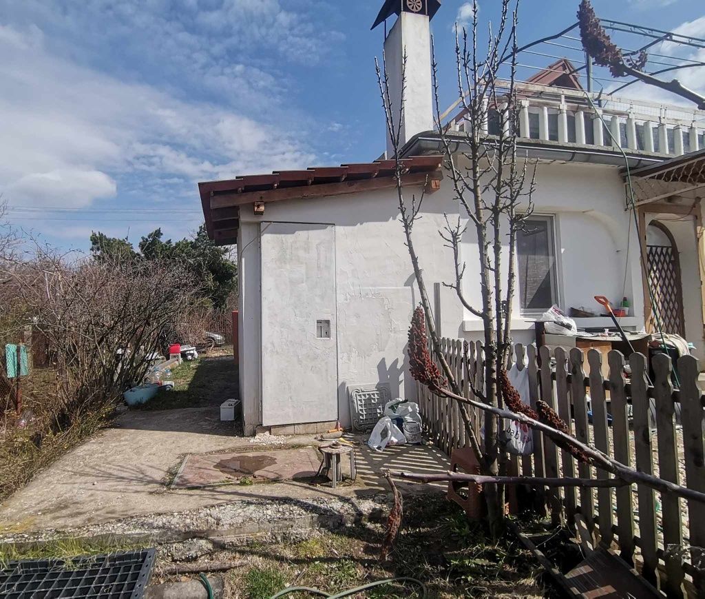 Къща  с 1 декар двор на 20 мин от София