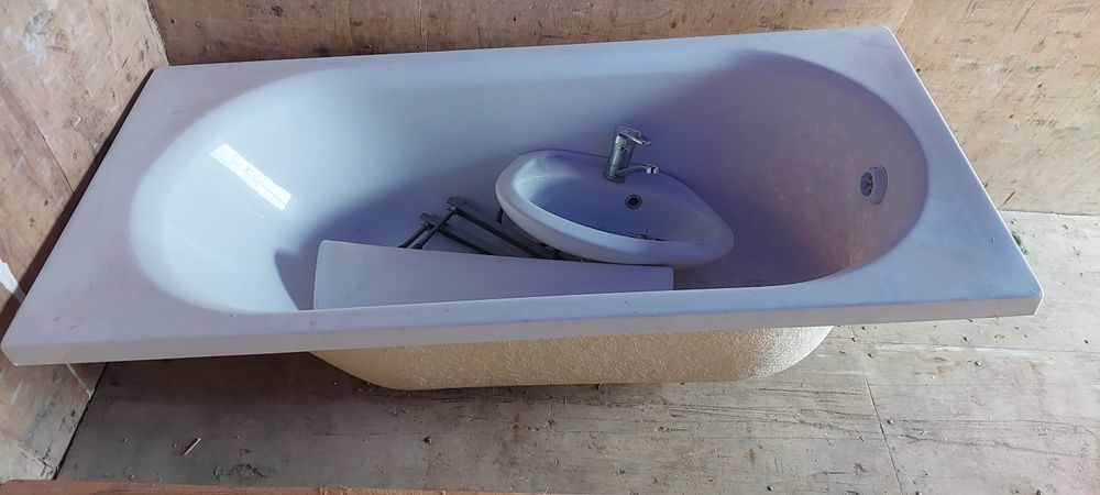 Ванна почти новый и умывальник с смесителями