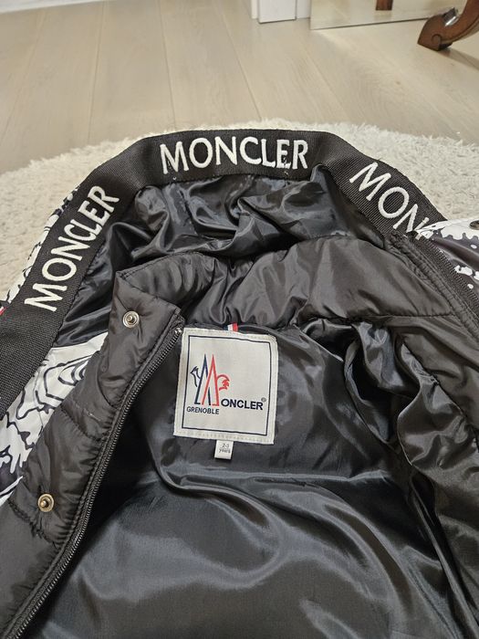 Vând geaca Moncler