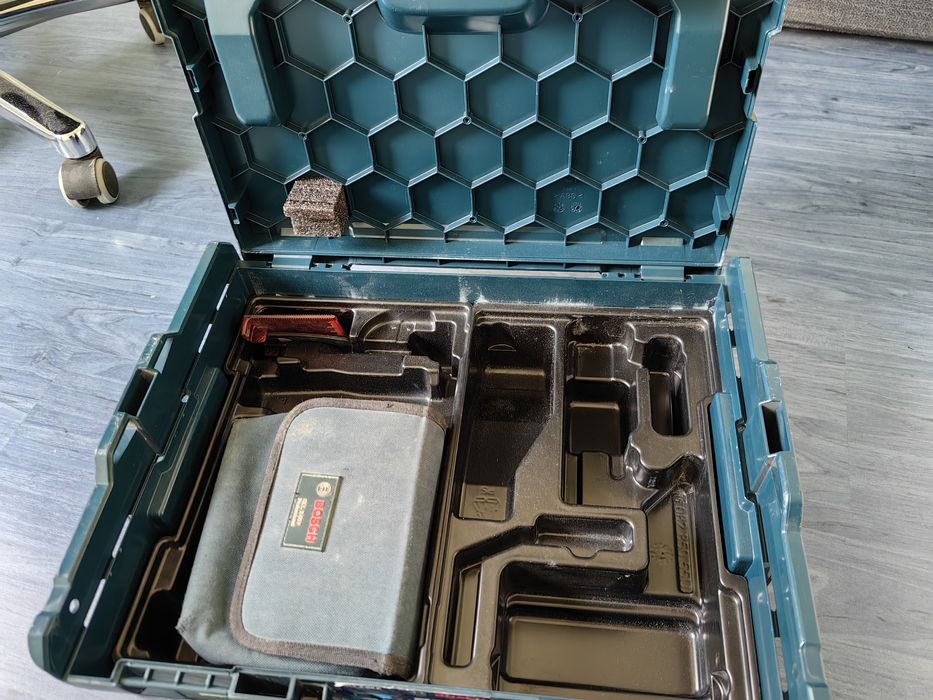 Продавам лазерен нивелир Bosh GLL в перфектно състояние 2-80 P