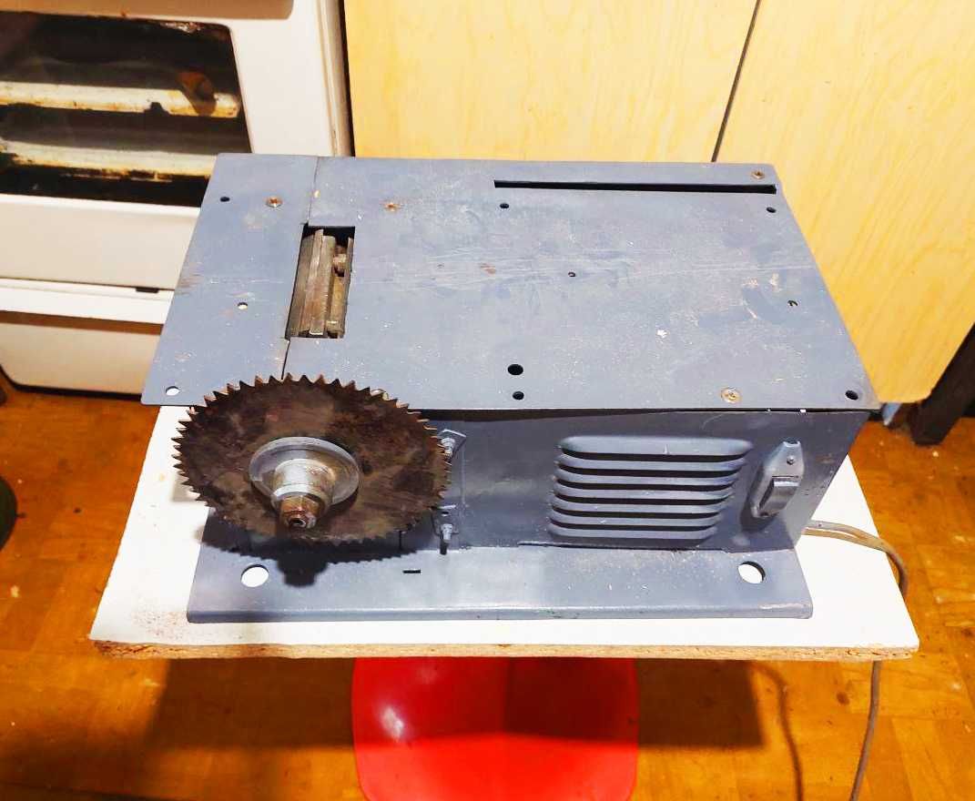 Продам деревообрабатывающий станок УБДН-1