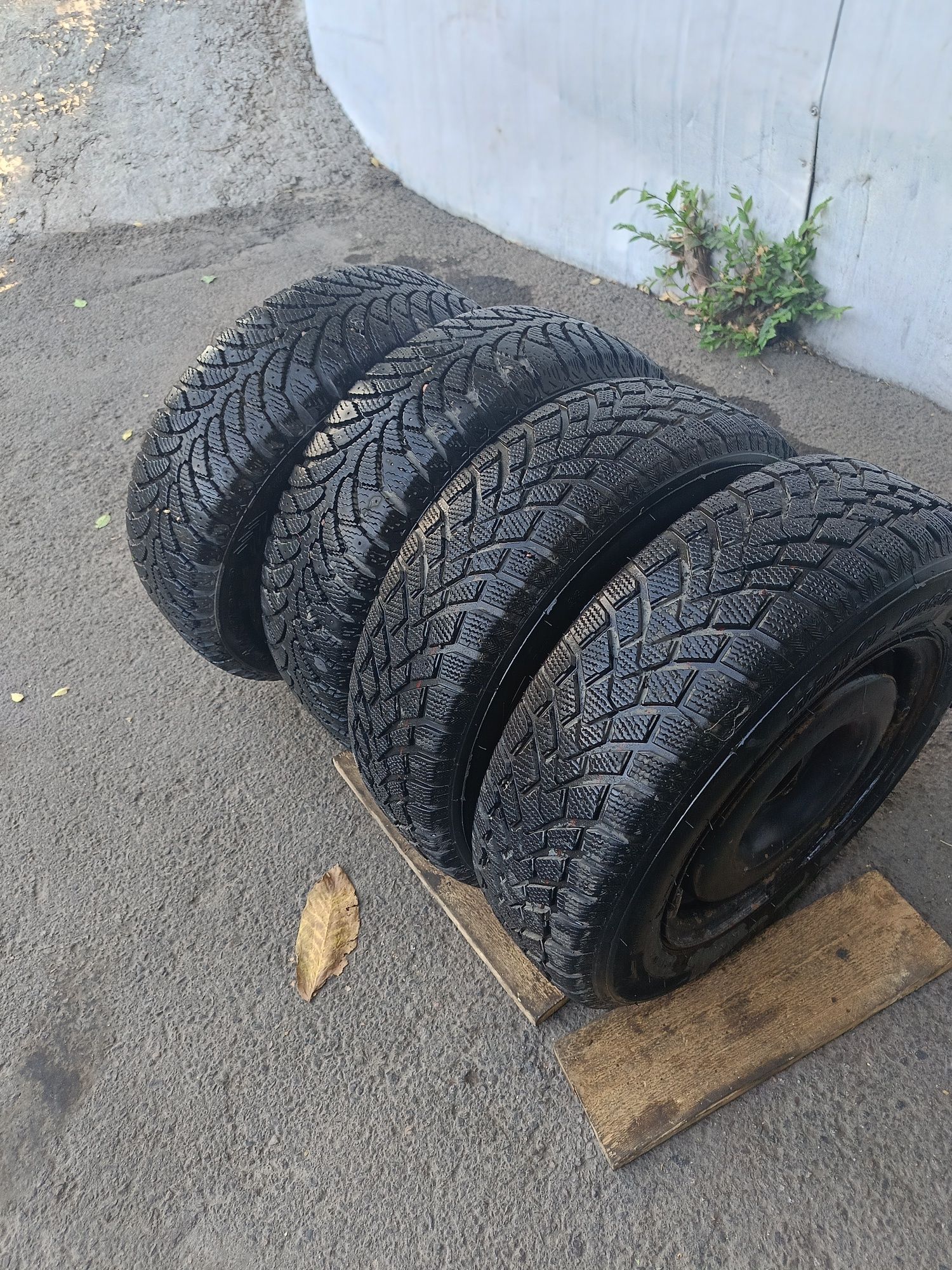 Продам зимние шины с дисками R13
