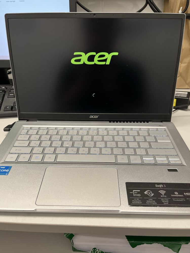 Срчоно продается Асер Core I3-11 Озу 8 гб SSD 256 с коробки с док