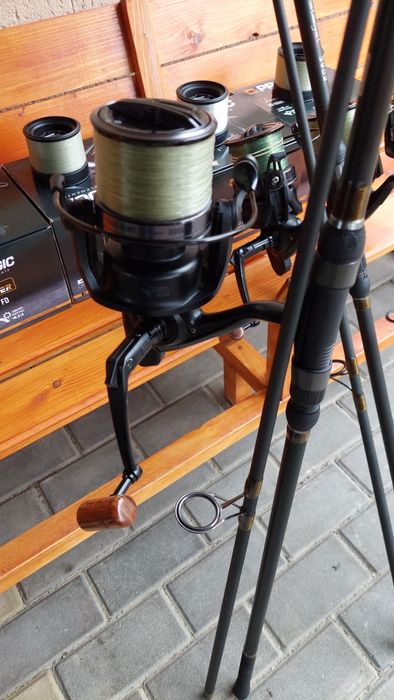 Set crap distanta: 4 fl strategist 3.90m/3,75lb, 4 prologic avenger 80