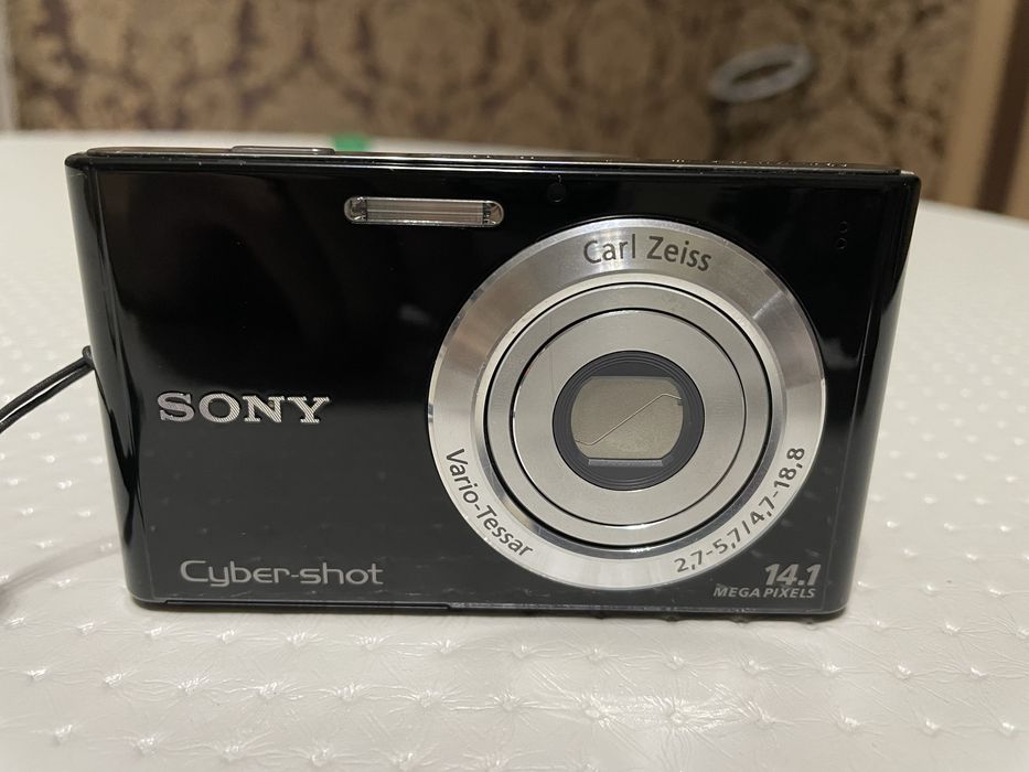 Цифровой фотоаппарат Sony