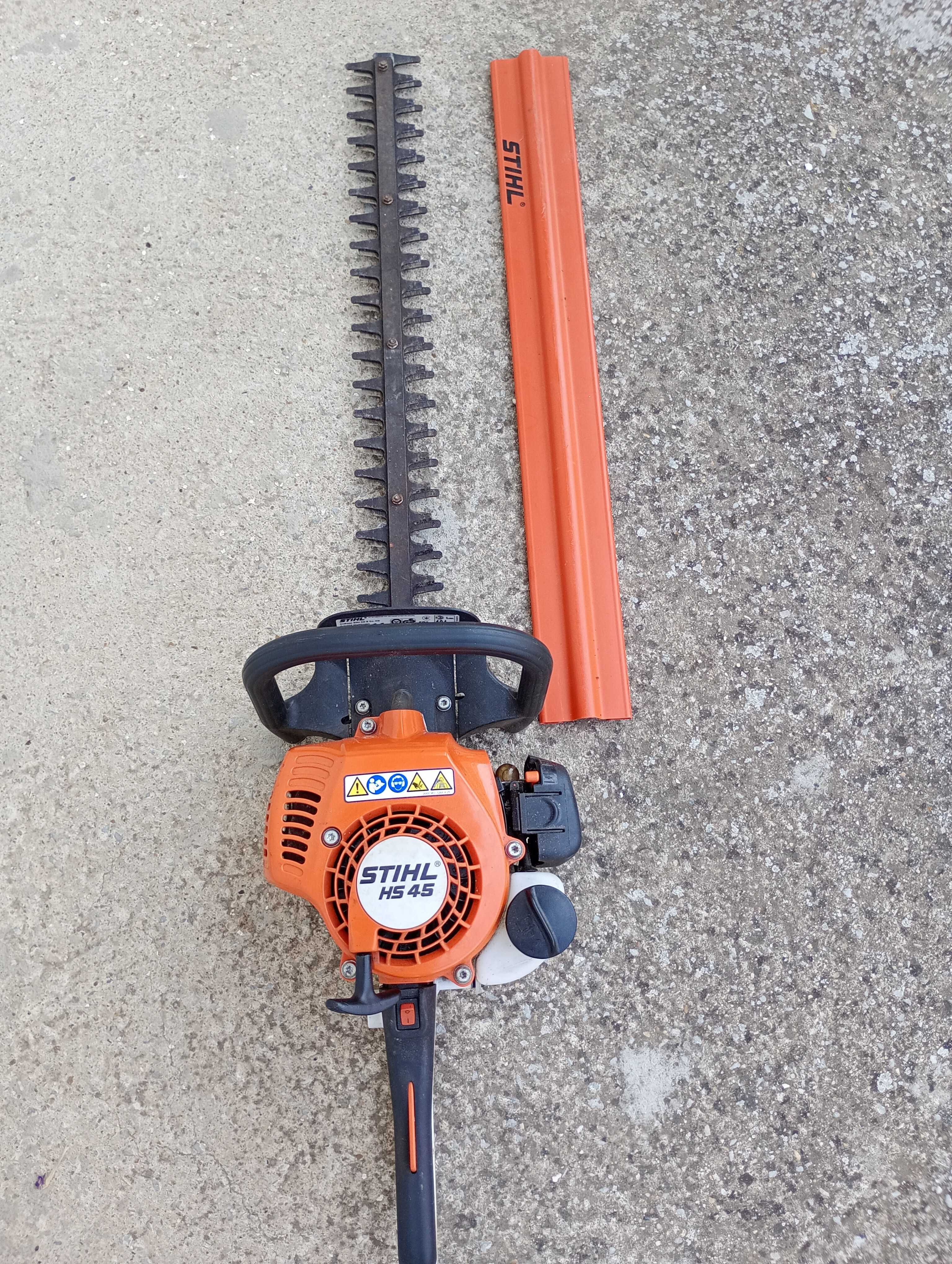 Stihl HS 45 бензинова моторна ножица за жив плет.