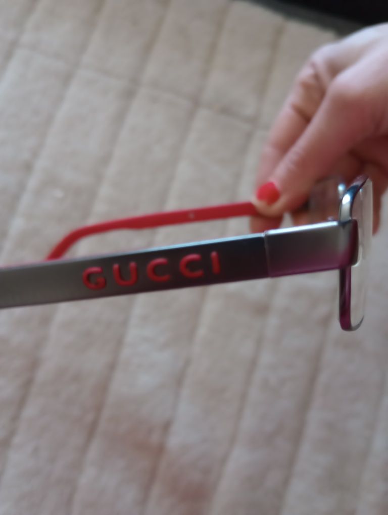 Ochelari de vedere Gucci sunt umpic de tot zgâriați la o lentila