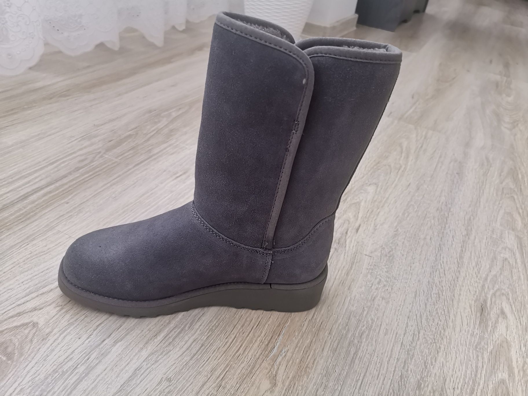 Cizme ugg din piele