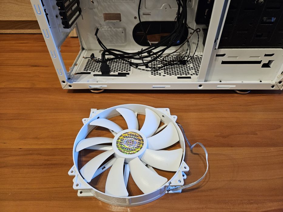 Продавам компютърна кутия Cooler Master Storm Stryker