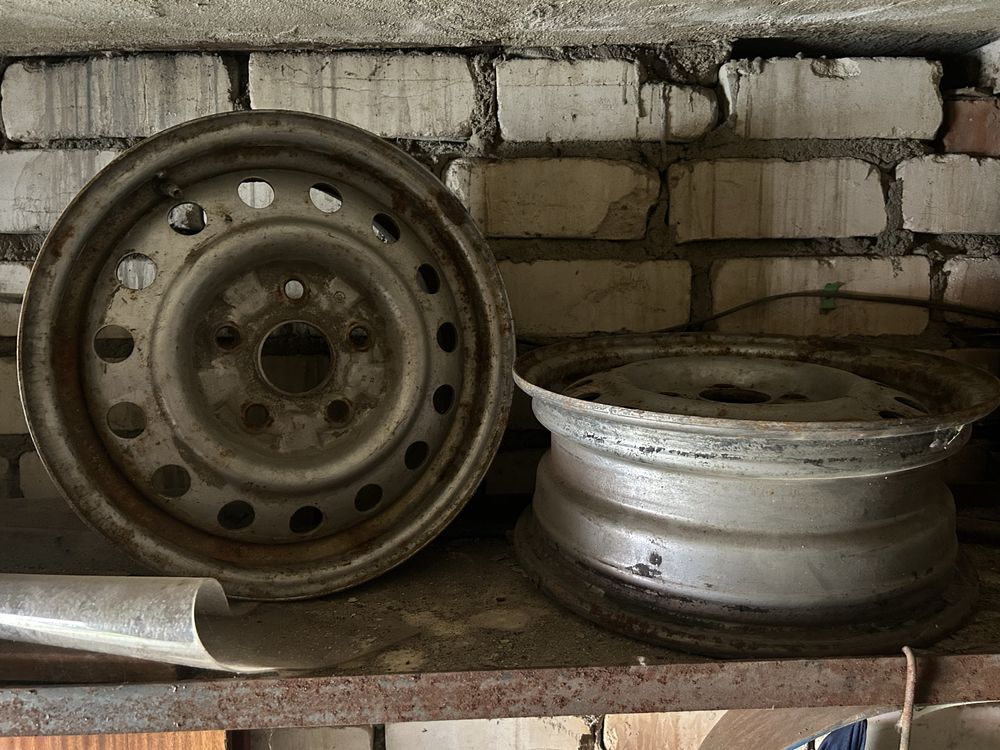 Продам запаску и два диска r14