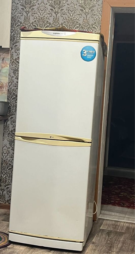Холодильник LG в хорошем состояний