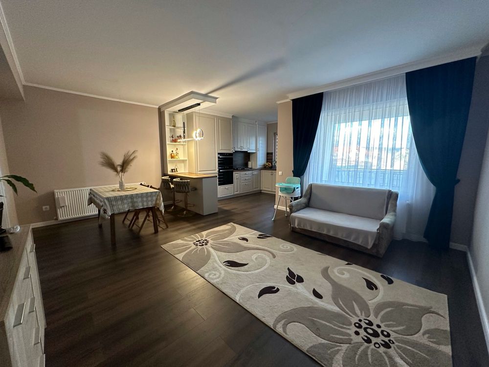 Apartament cu 3 camere la parter + curte