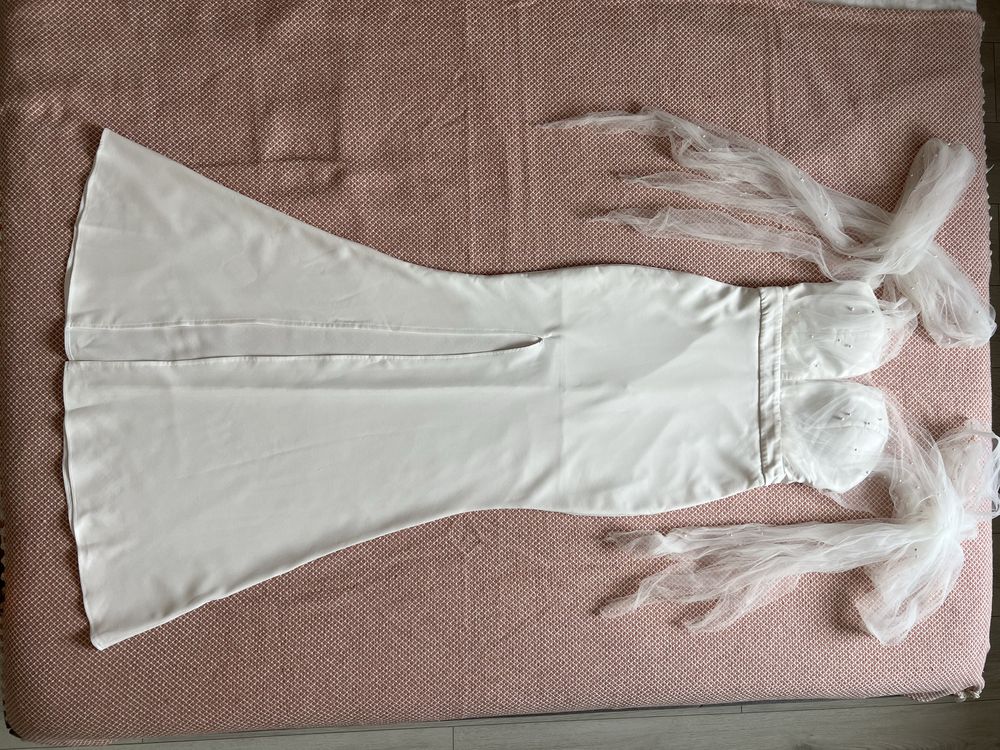 Rochie lunga, alba, cu crapatura pe picior