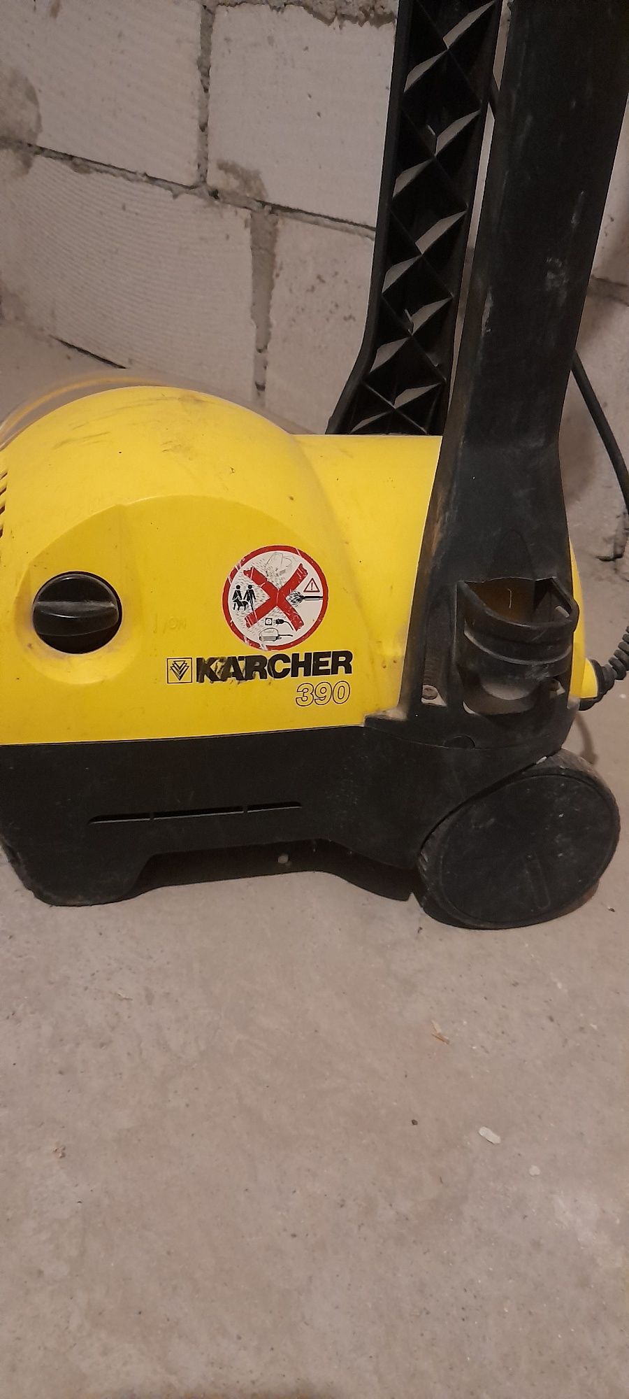 Vând sau schimb Karcher 390 fără furtun și pistol