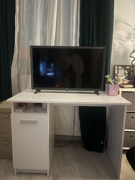 Vând birou alb 1 m lungime x 50 cm latime.