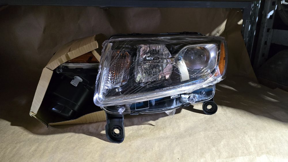 Новые фары Jeep Grand Cherokee WK2 14-16г