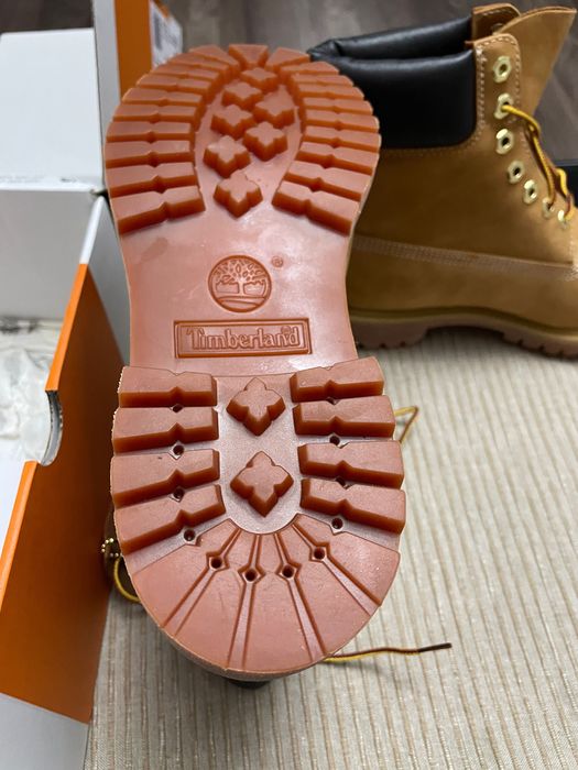 Vând bocanci Timberland noi din piele mărime 42;43 .(Originali)