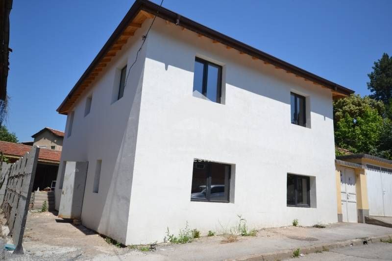 Нова двуетажна къща в кв. Любен Каравелов