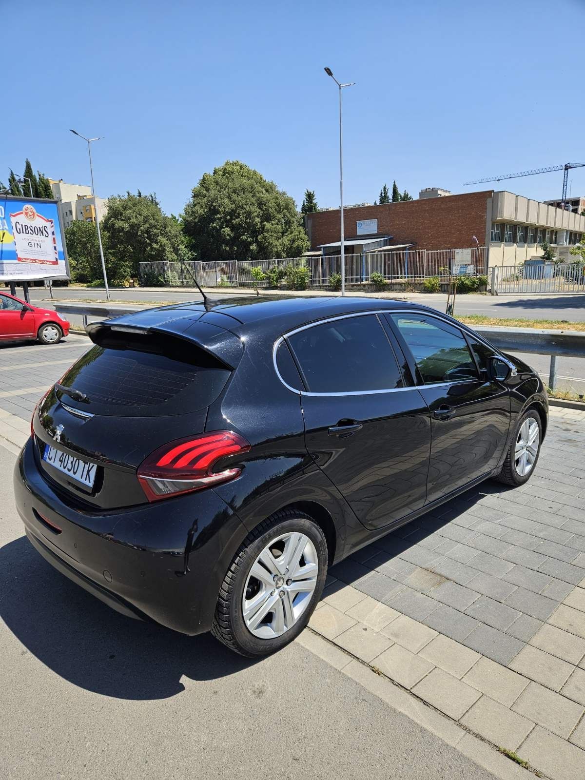 Продавам Peugeot 208