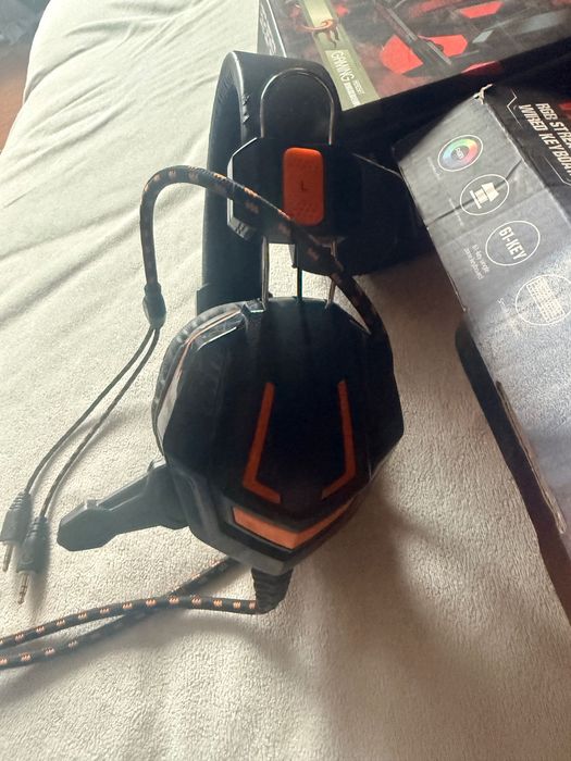 Геймърски слушалки и клавиятура