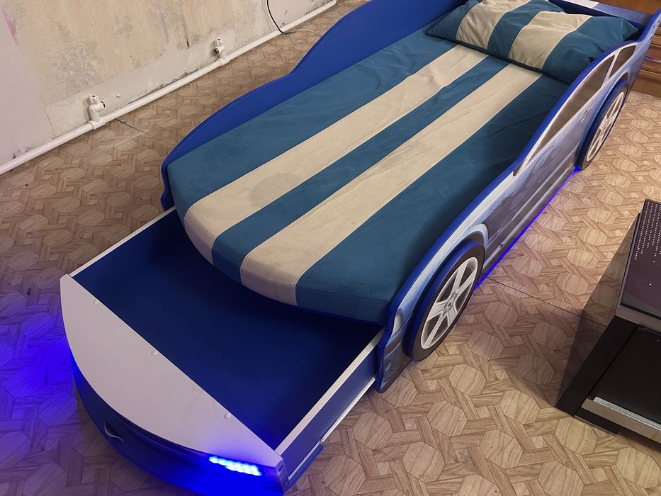 Детская кровать машинка