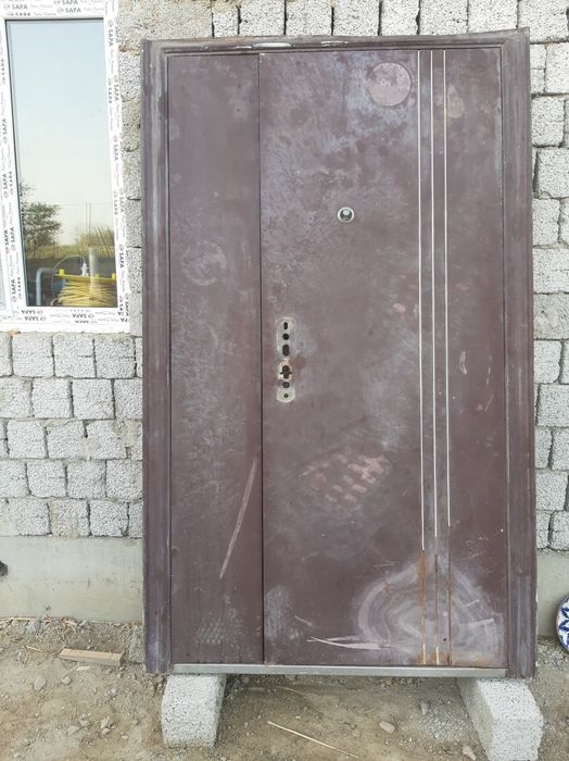 Сыртқы темір есік.   Железный выходной дверь.