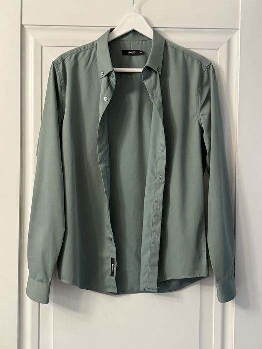 Рубашка зеленая.