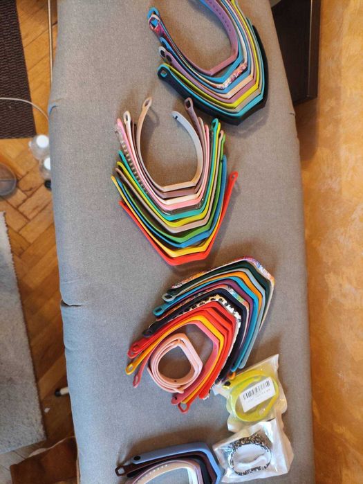 Mi Smart Band 6 + 45 гривни за него в най различни цвитове.