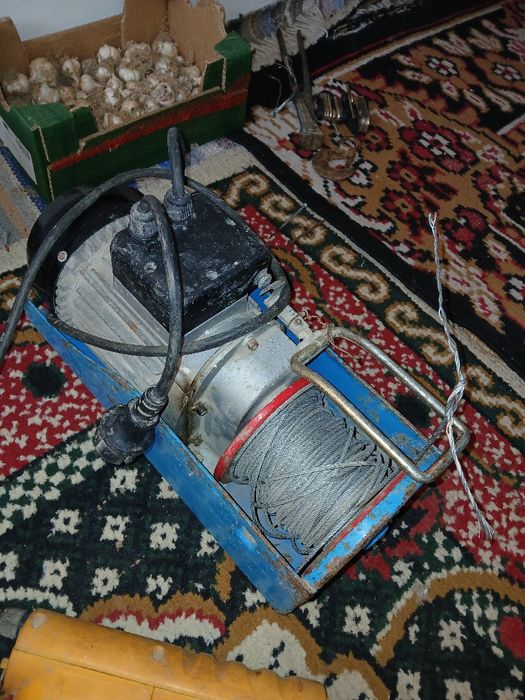Troliu electric cu ridicare și coborâre