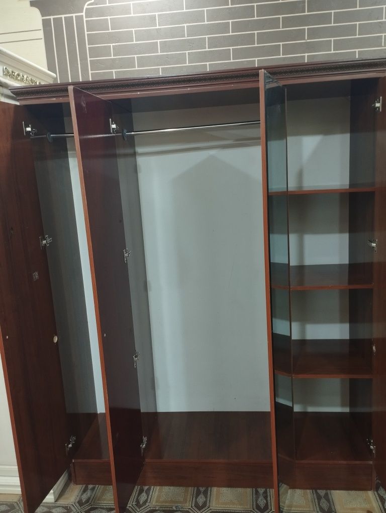 Shkaf tez va arzon sotiladi