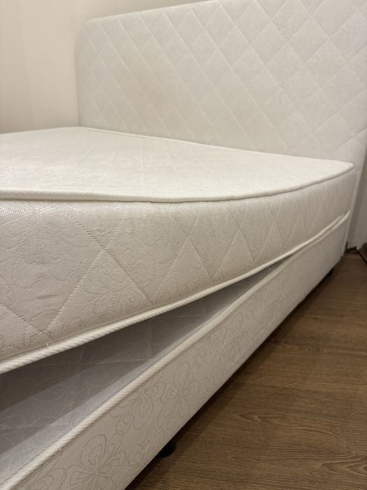 Спалня с двулицев матрак.