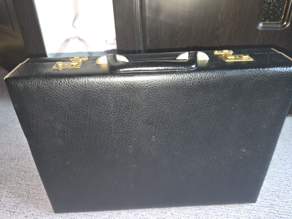 Geanta Servieta Diplomat neagra, folosita dar bună, fara defecte, ca i