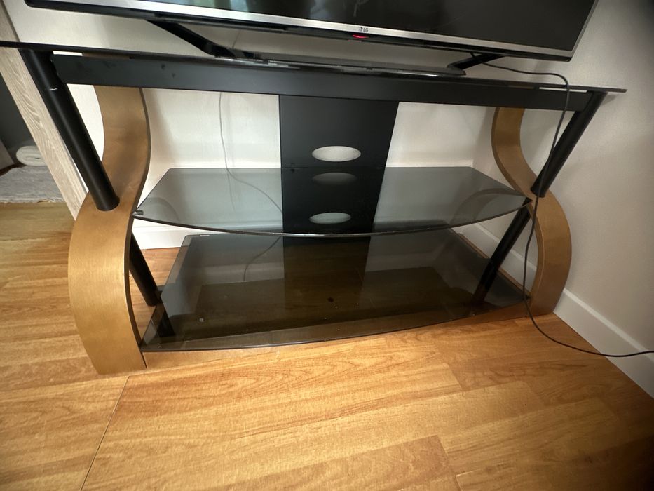 Подставка.дерево натуральные.Нет ни одной царапины.Покупали за 60000