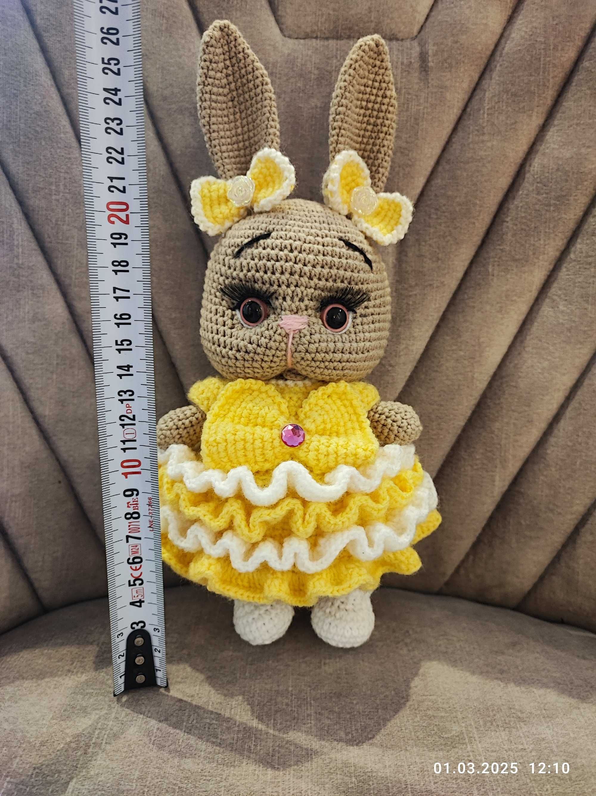 Мека играчка зайче .