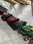 Tractoras de tuns iarba Top cele mai cunoscute si fiabile marci