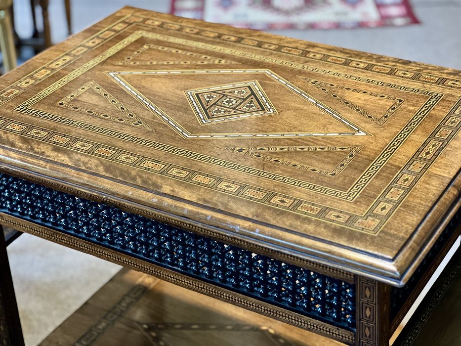 Masă veche din lemn masiv, cu intarsii și sculpturi fine