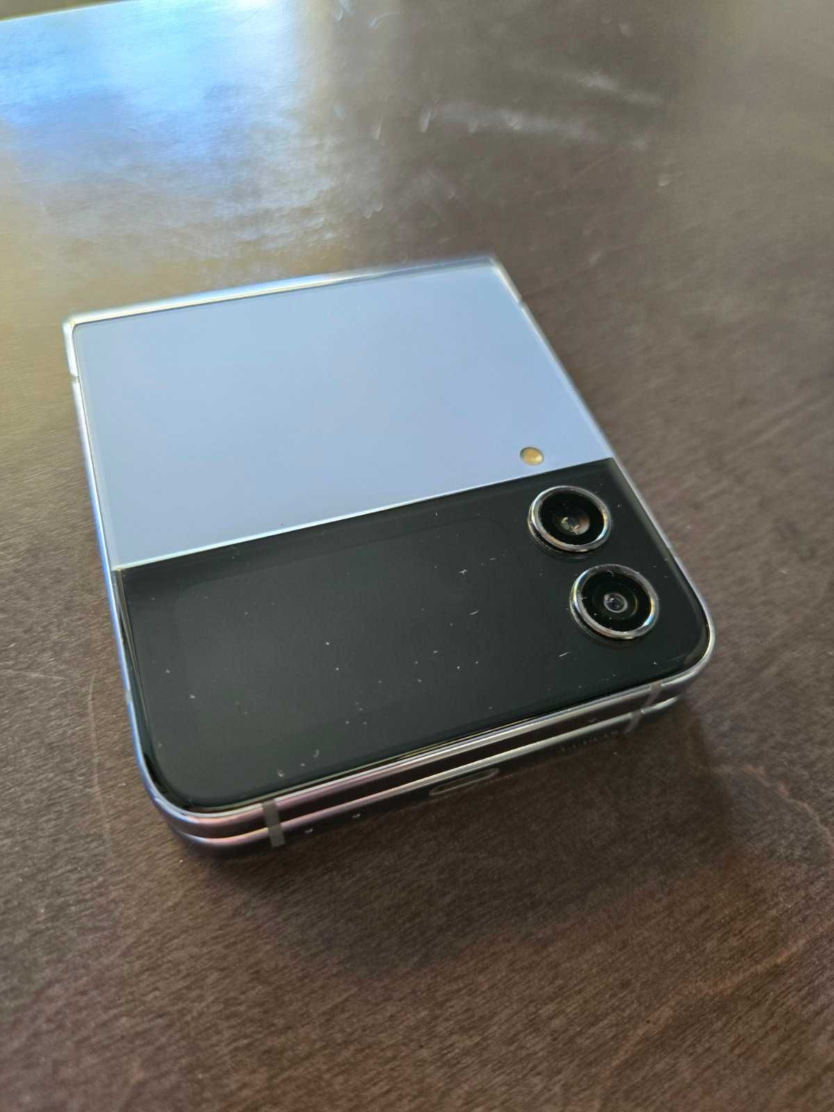 Телефон Samsung ZFlip4 с гаранция