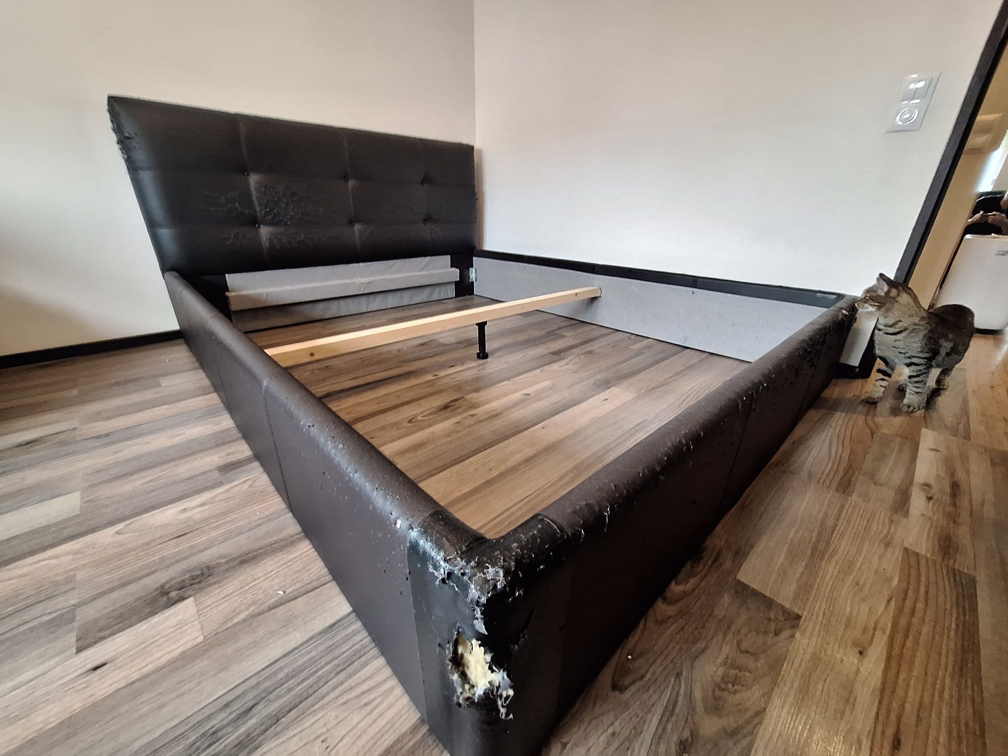 Cadru pat 160x200 ce necesită retapițare