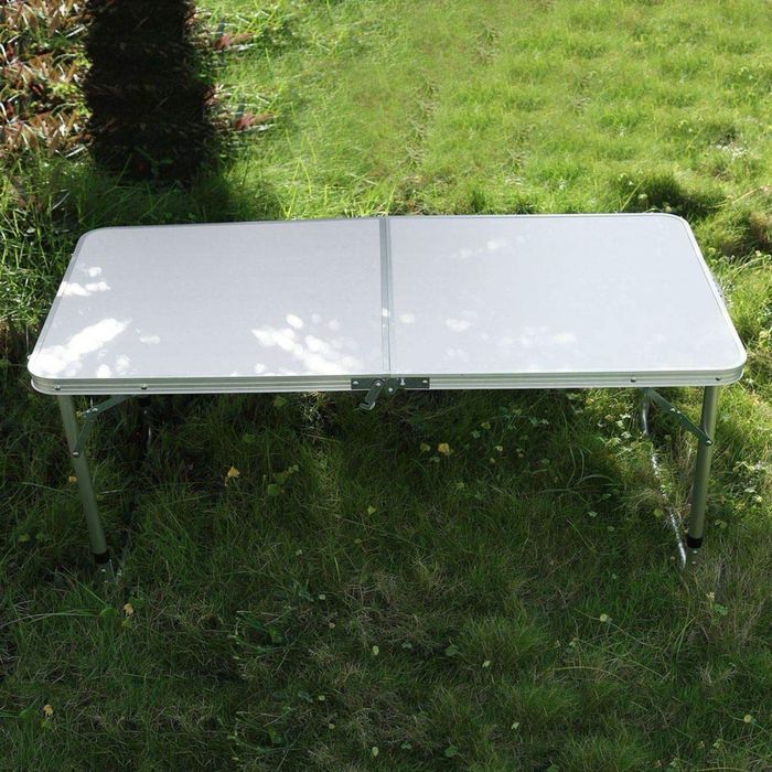 Качествена къмпинг маса в ново състояние