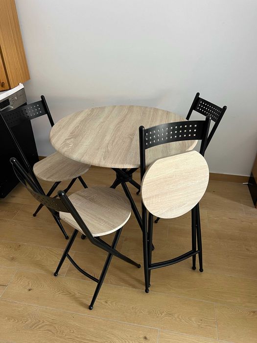 Masă cu patru scaune pliabile