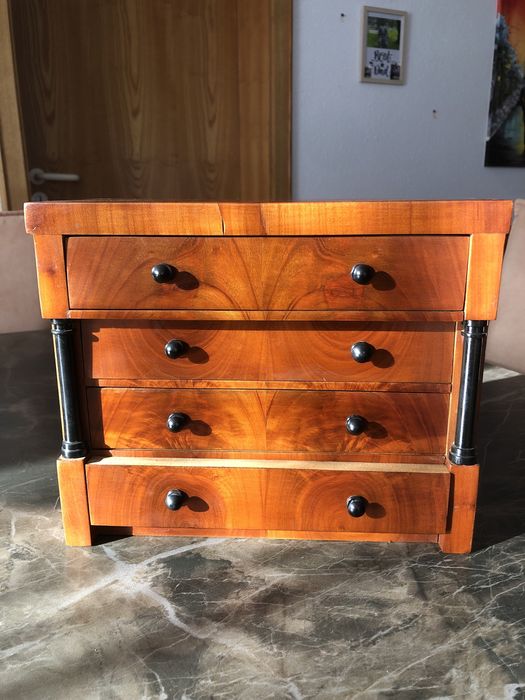 Bidermeier comoda in miniatura