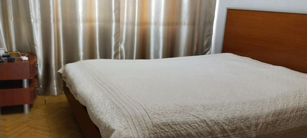 Продам двухспальную кровать с двумя прикроватными тумбами